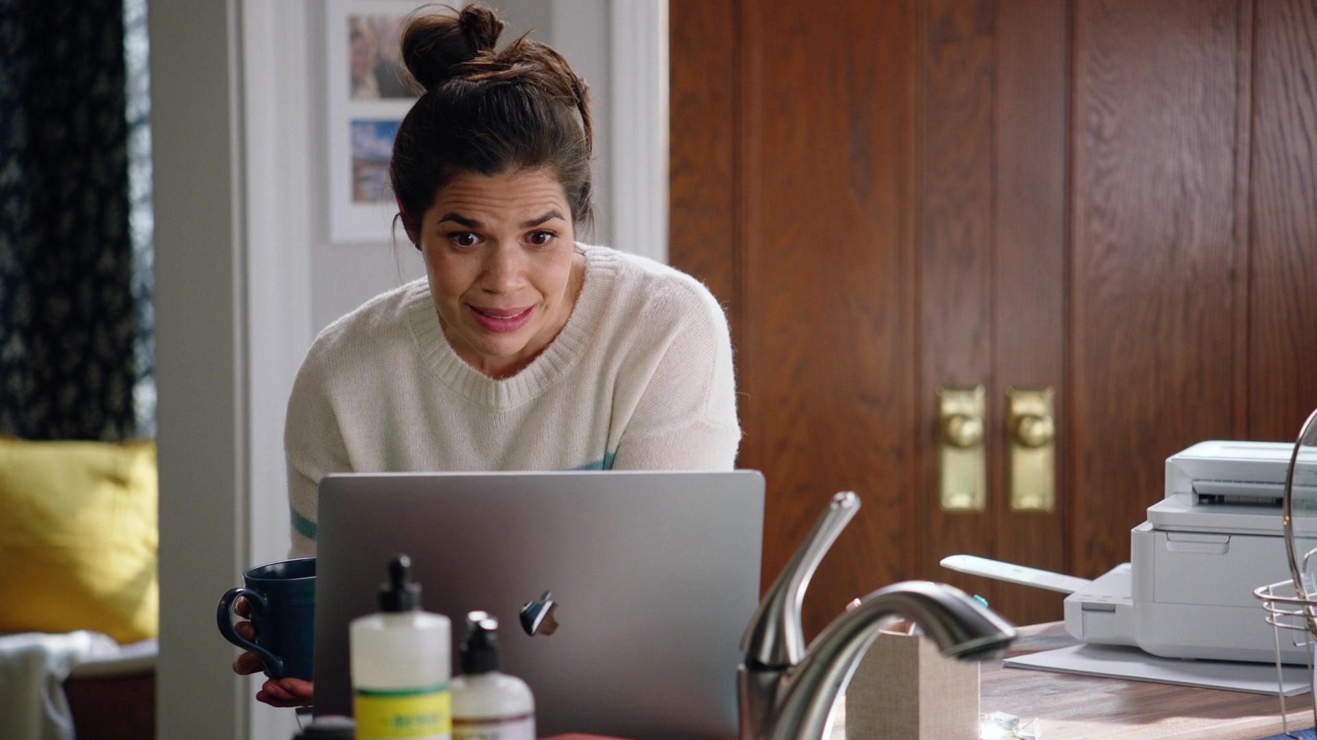Apple MacBook Pro Laptop Of America Ferrera As Amelia 'Amy' Sosa In Superstore S06E14 Perfect Store (2021)