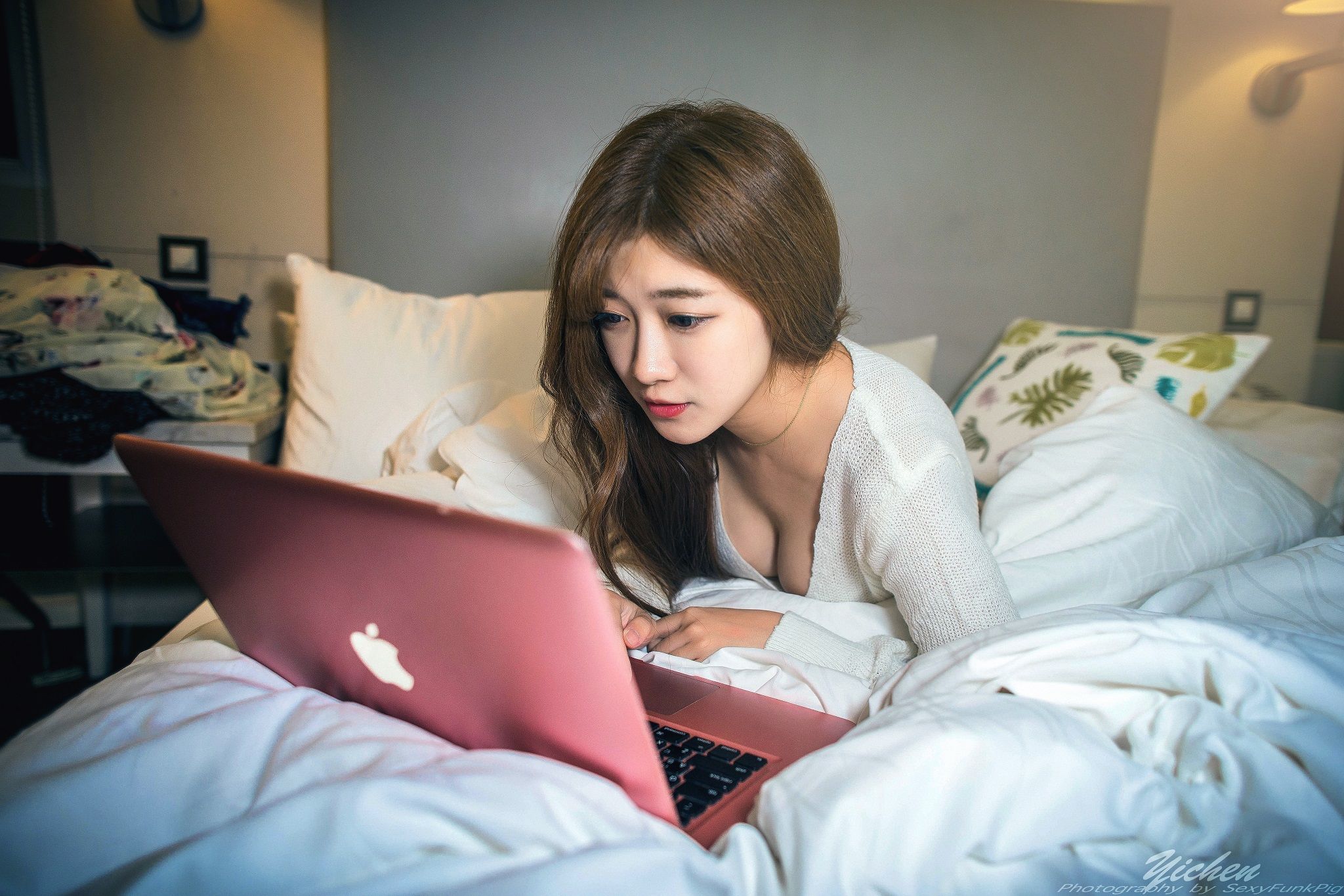 Wallpaper, model, Asian, brunette, sweater, cleavage, pillow, in bed, laptop, Apple Inc, MacBook, necklace, depth of field, portrait, women indoors 2048x1365