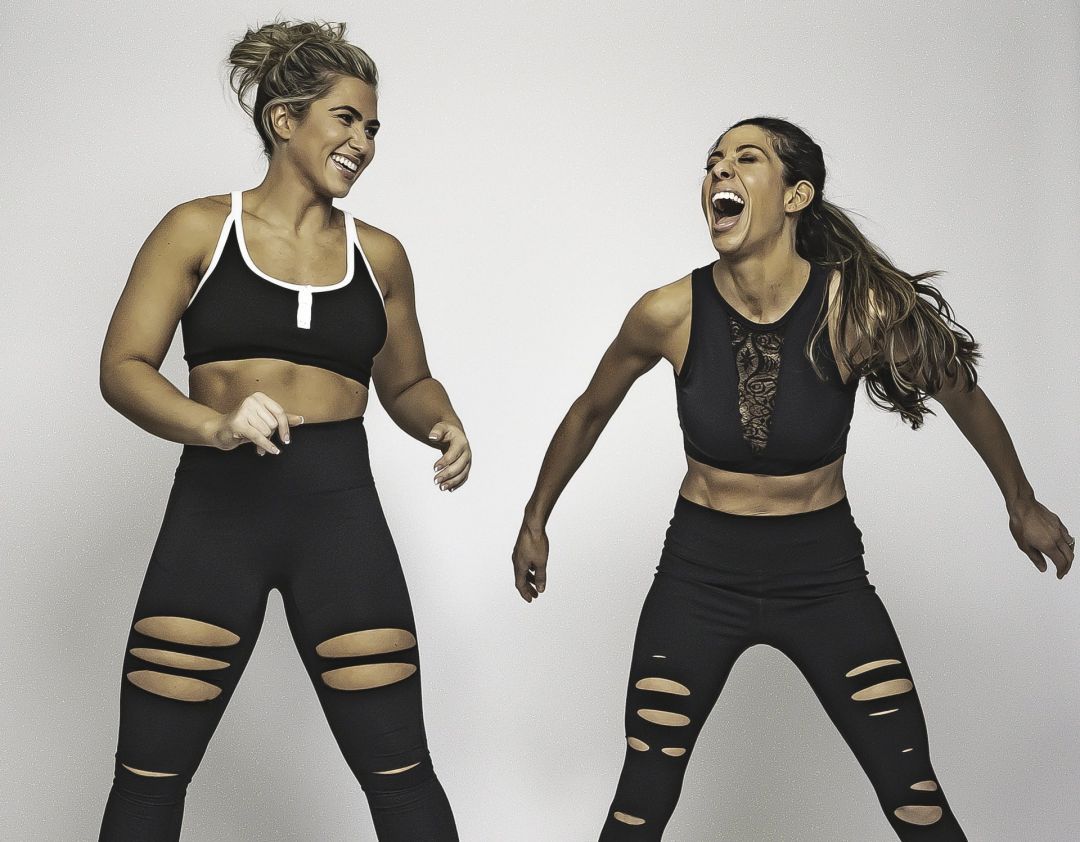 Posture Beauty Fitness Model Posing Beautiful Women Pose Brawny Smile Ladies / iPhone HD Wallpaper Background Download (1920x1497)