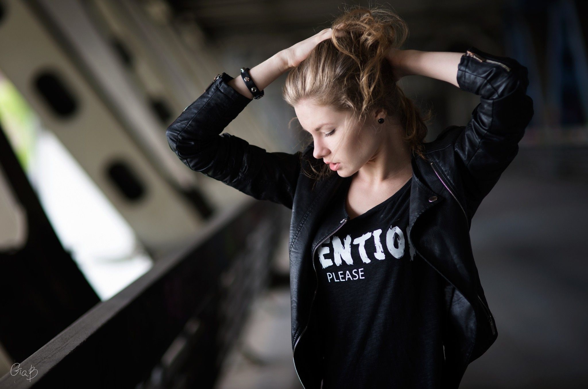 Wallpaper, black, women, model, blonde, depth of field, jacket, musician, leather jackets, fashion, clothing, singing, girl, beauty, lady, portrait photography, photo shoot 2048x1355