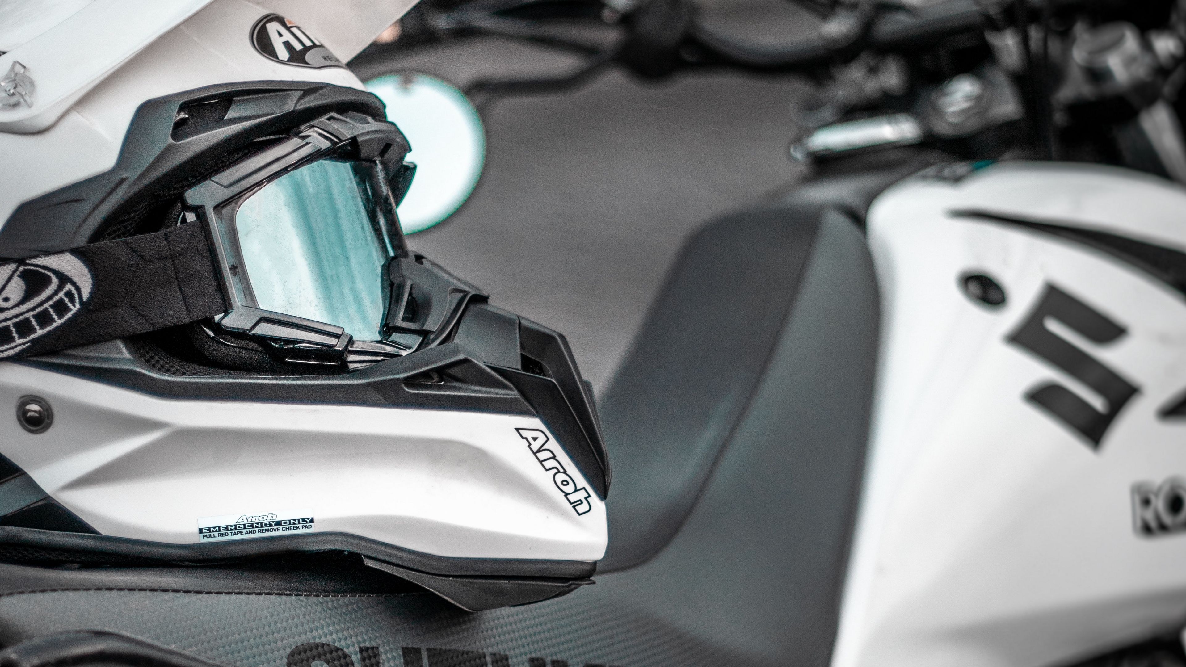 Download wallpaper 3840x2160 suzuki, motorcycle, helmet, bike 4k uhd 16:9 HD background