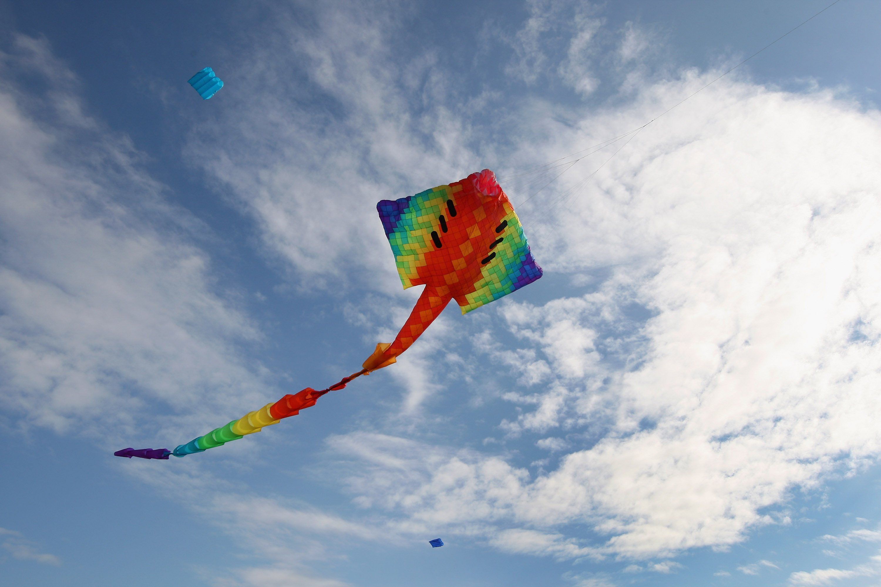 Kite flying bokeh flight fly summer hobby sport sky toy fun wallpaperx2000