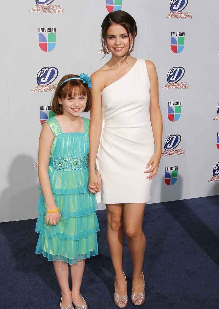 Joey King And Selena Gomez Wallpapers.