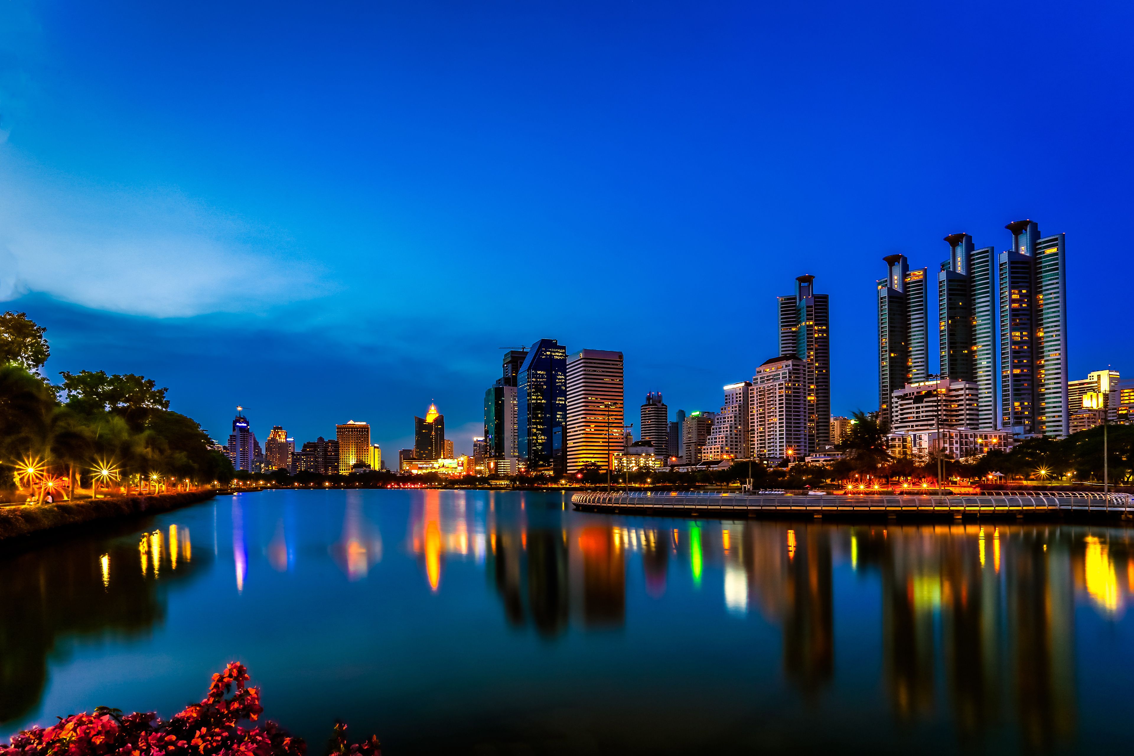 Night Bangkok is reflected in the water, Thailand Desktop wallpaper 640x480