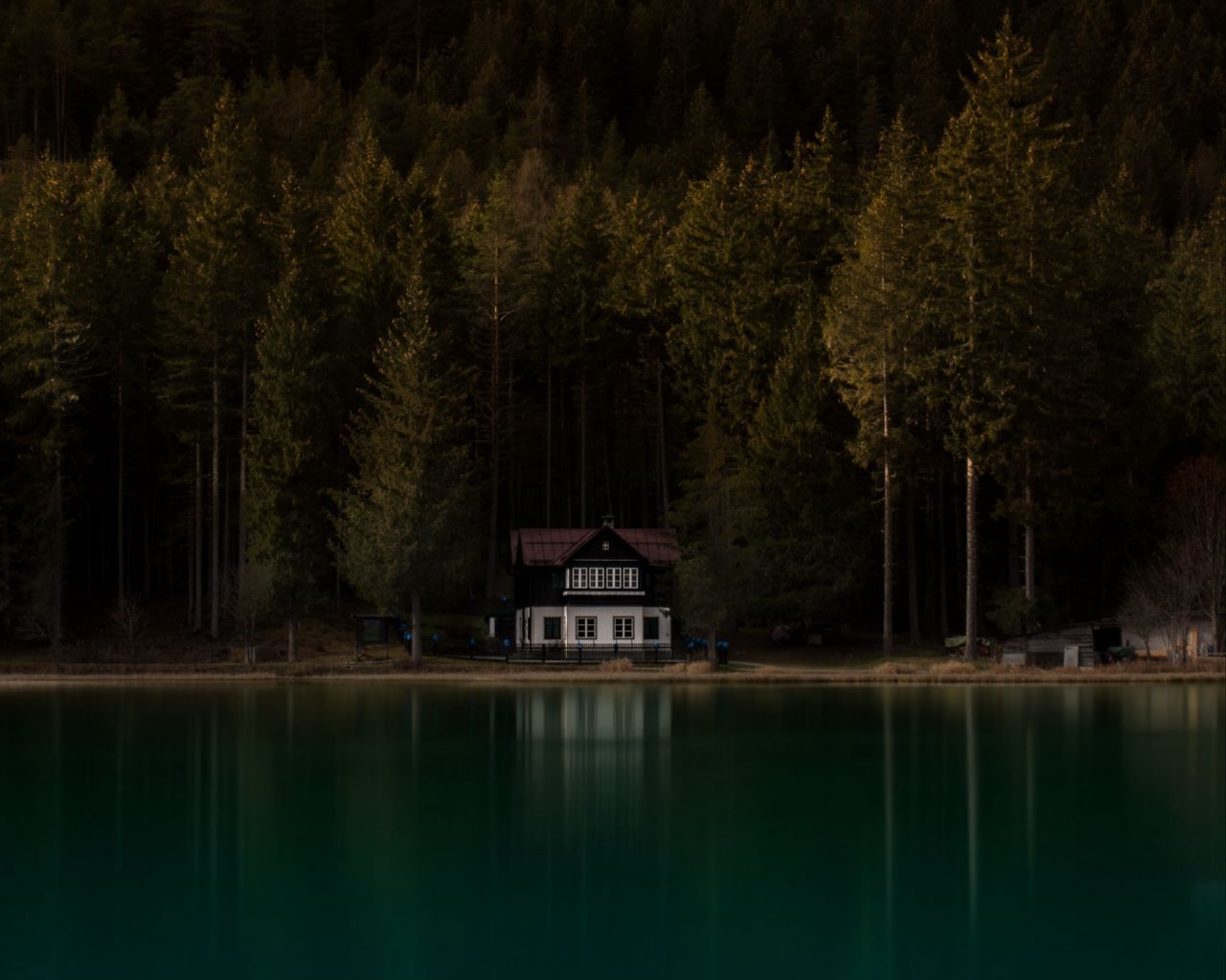 Download wallpaper 1280x1024 lake, house, gloomy, fog, shore standard 5:4 HD background