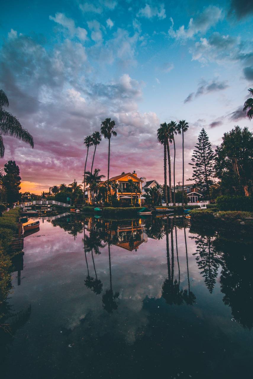 Lake house wallpaper