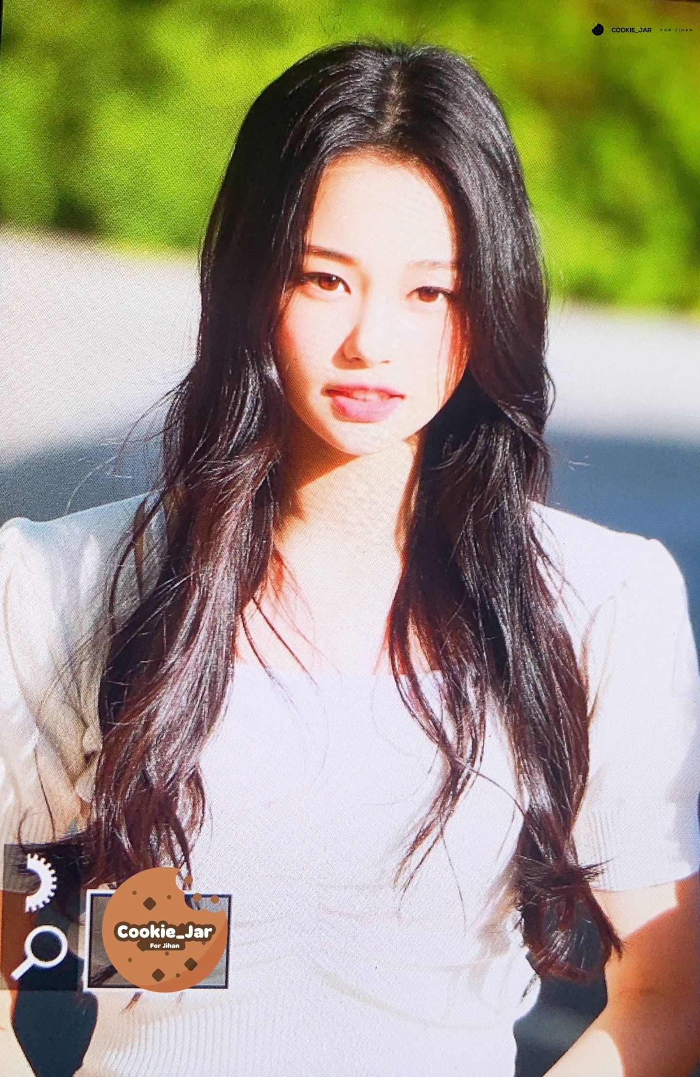 Does Jihan of Weeekly look like Jennie from Blackpink here?