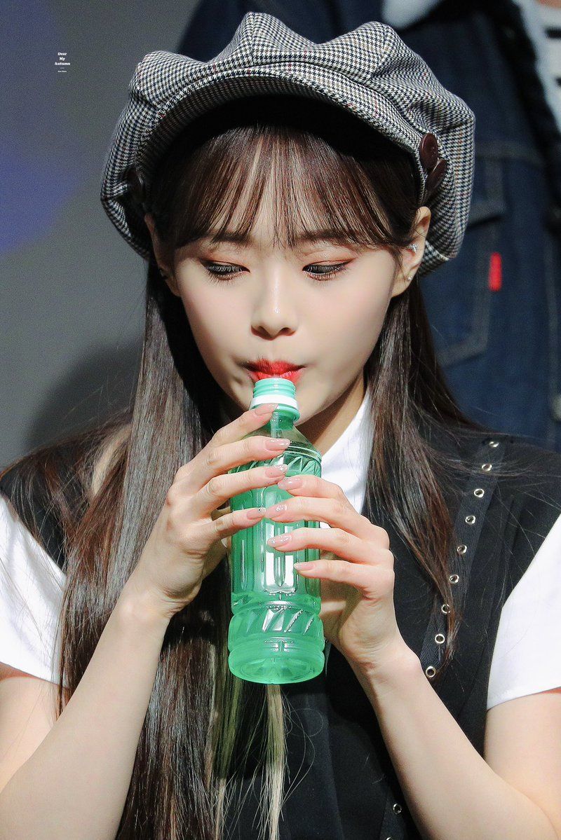 MISC 200605 Upcoming girl group Weeekly member Jihan has a picture of on the back of her phone If you recall, she also has yyxy as her phone wallpaper, her gallery is