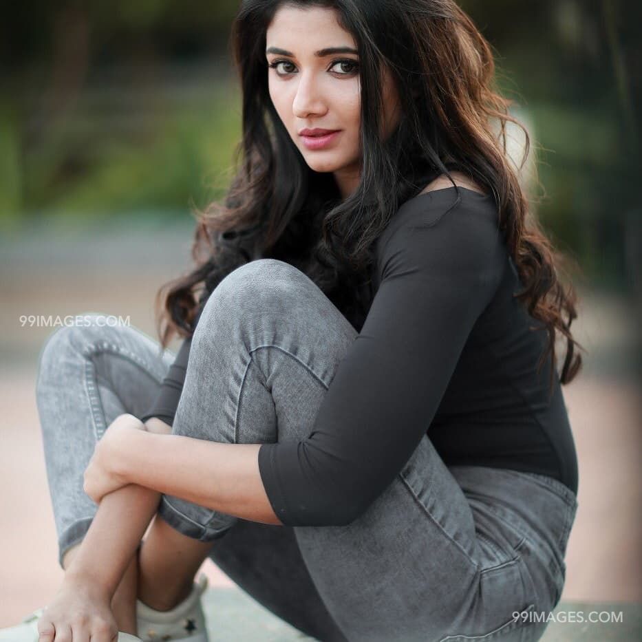 Adhiti Menon (Mirna Menon) HD Wallpaper (Desktop Background / Android / iPhone) (1080p, 4k) (933x933)