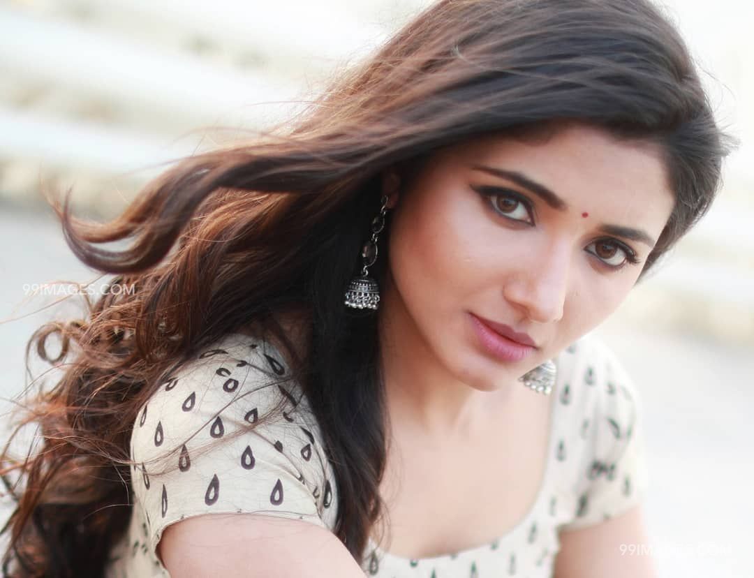 Adhiti Menon (Mirna Menon) HD Wallpaper (Desktop Background / Android / iPhone) (1080p, 4k) (1080x828)