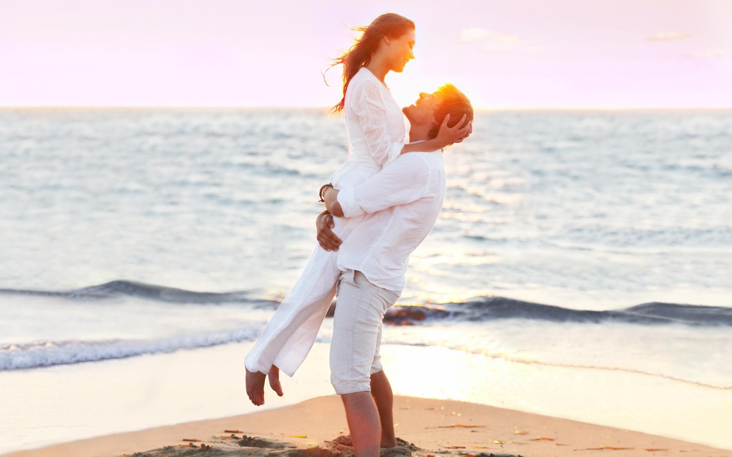 Romantic Couple Pics On Beach