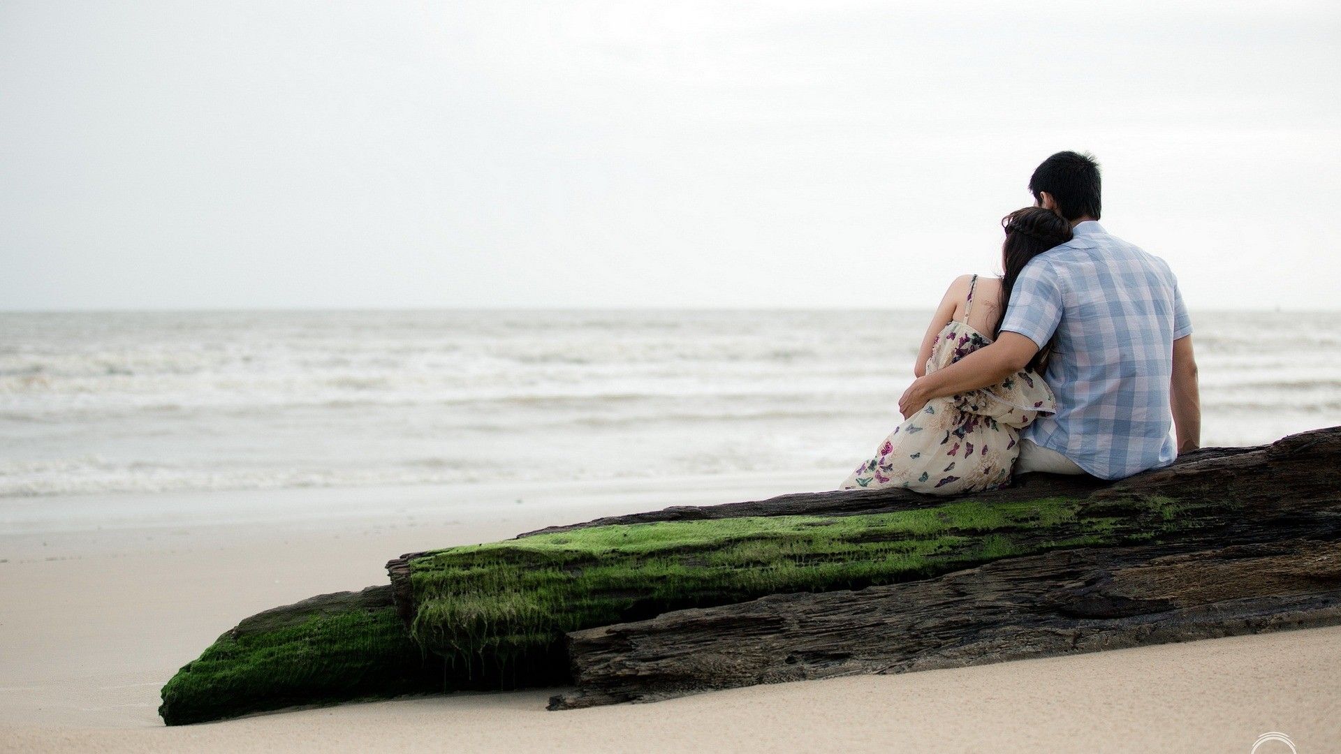 beach rock sitting couple hugging Wallpaper HD / Desktop and Mobile Background