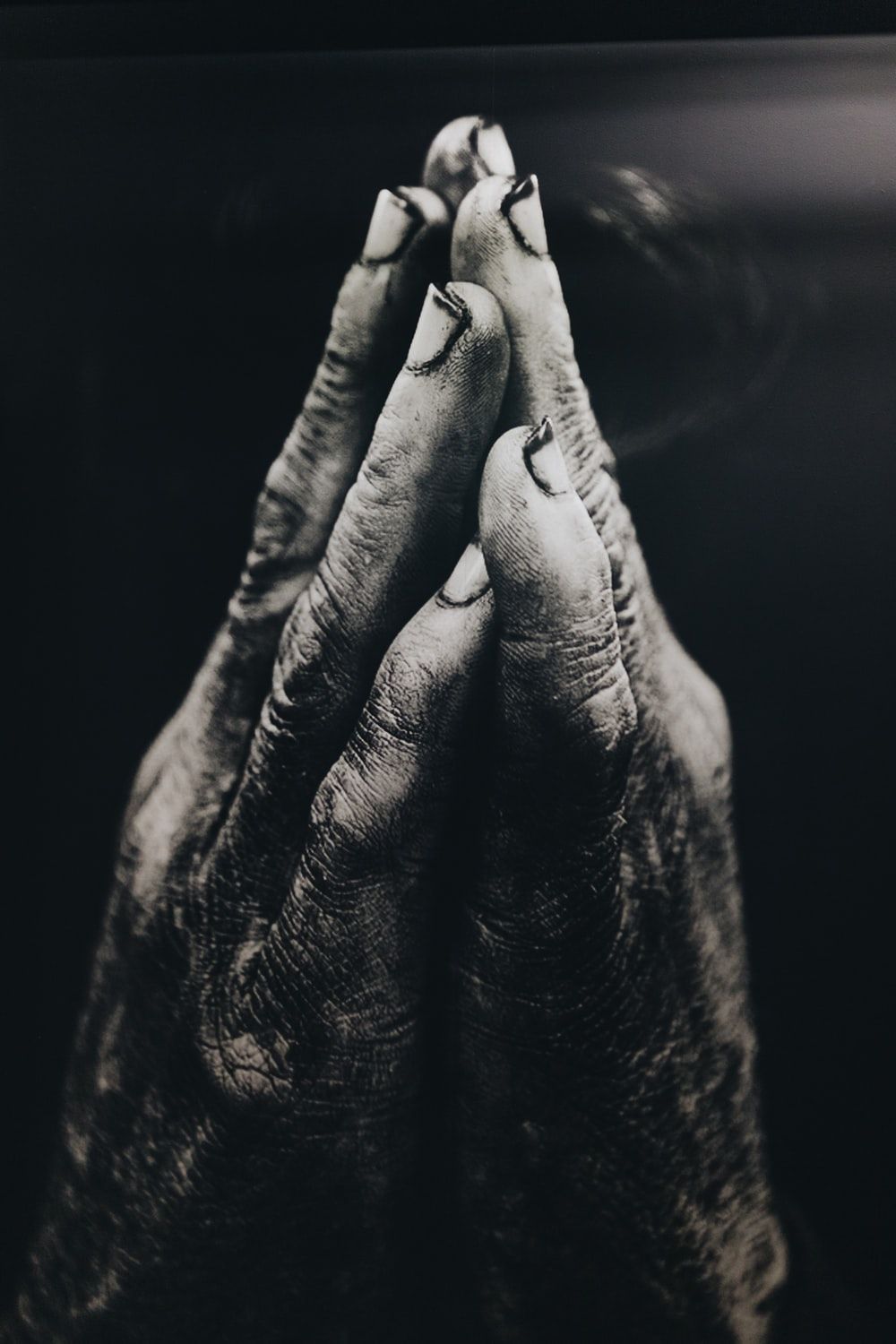 grayscale photography of praying hands photo