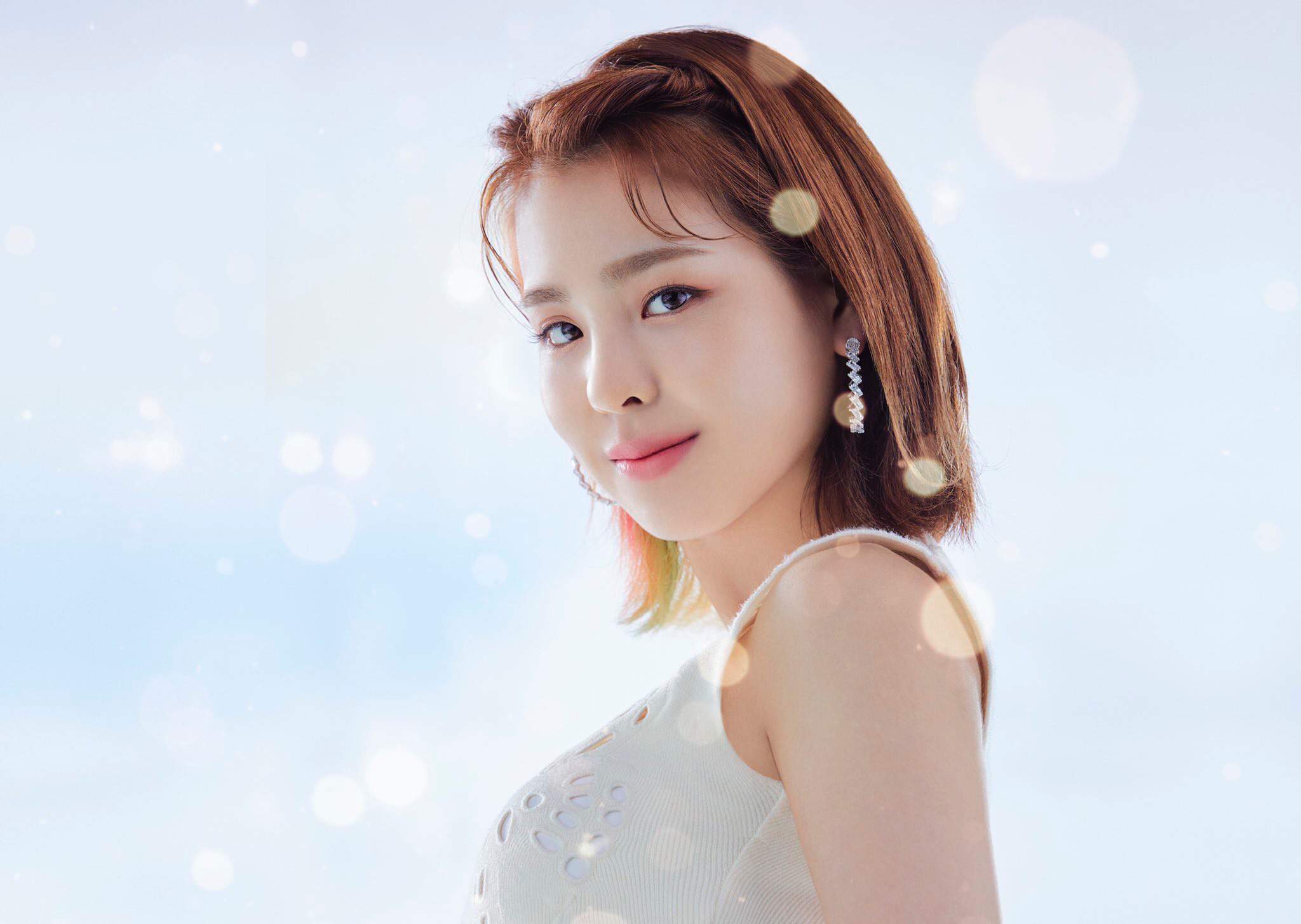 Mako 2nd Step and a Step teaser pic & NiziU group pics