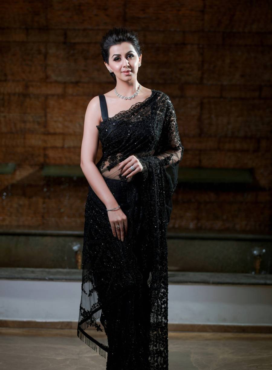 Nikki Galrani Photohoot In Black Saree Photo, Saree navel image