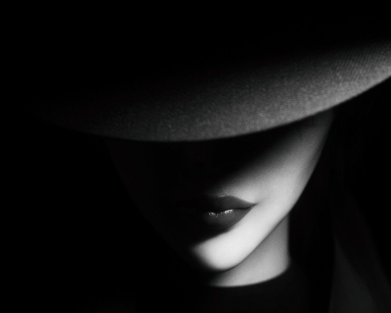 Download 1280x1024 Dark Woman, Hat, Lips Wallpaper