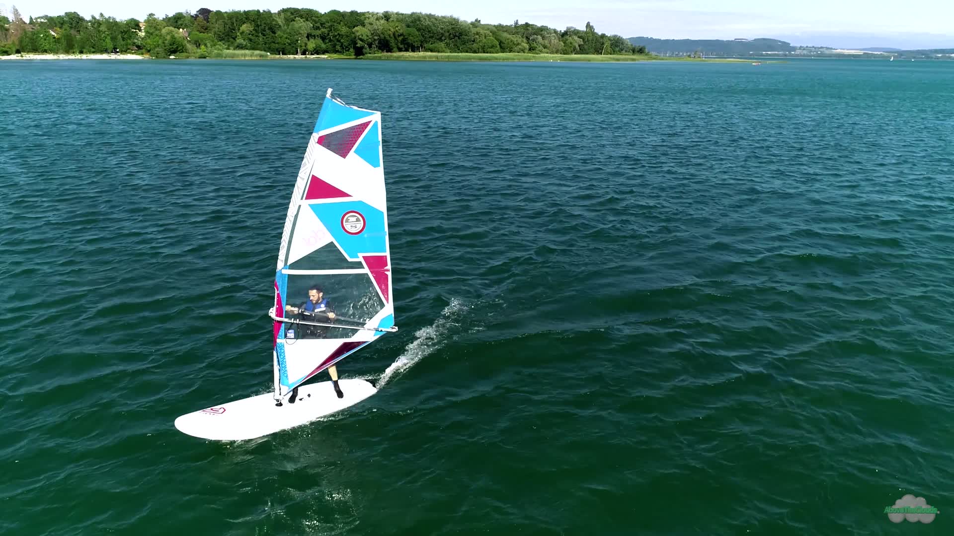 Windsurfers Chase [4K 60fps]. AirVūz