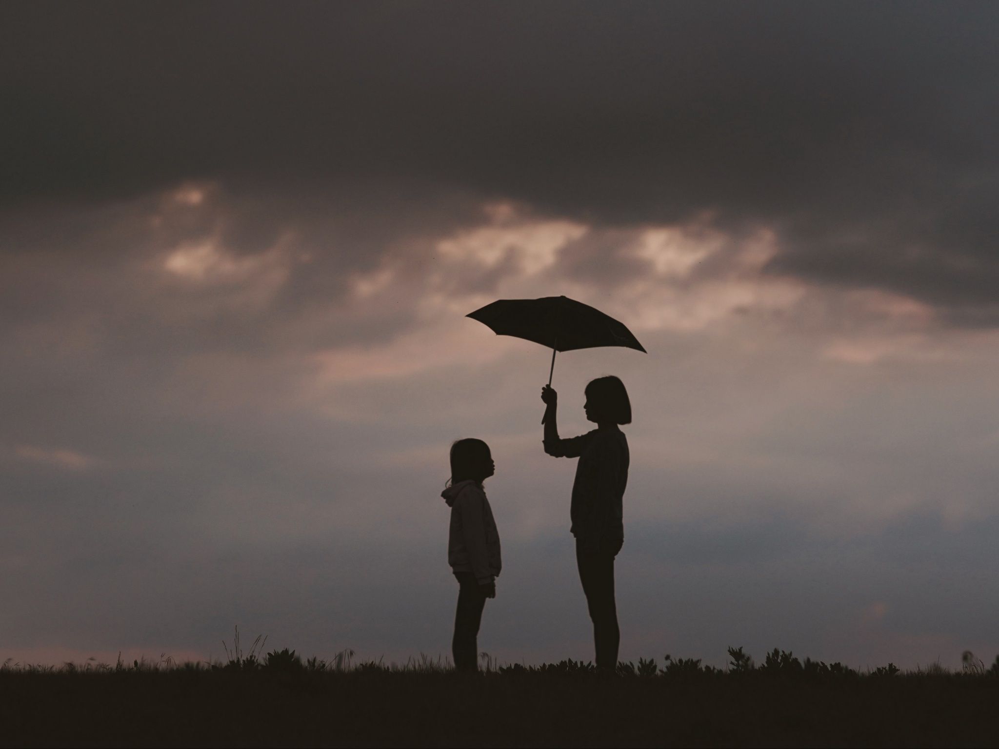 Wallpaper 4k mother, child, care, umbrella, silhouettes, sky 4k Care, child, Mother