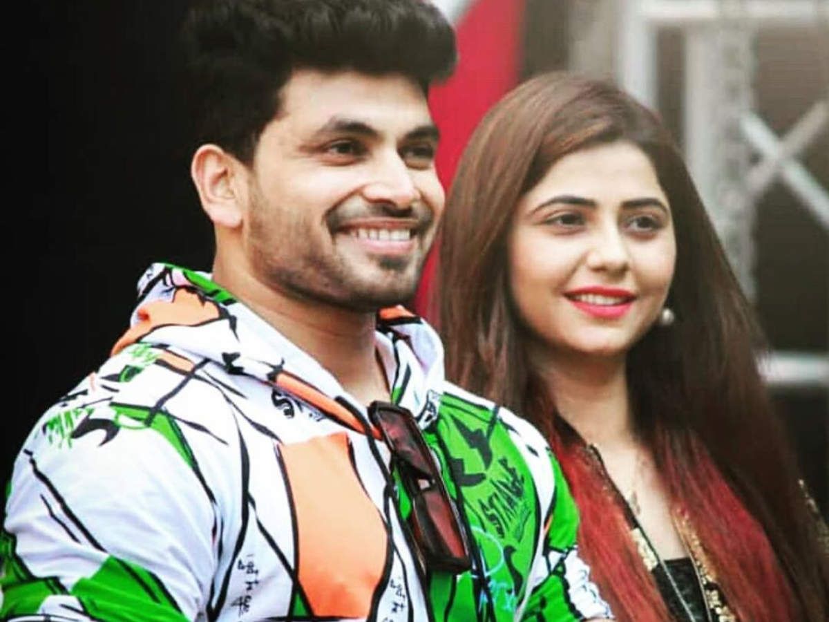 Bigg Boss Marathi 2 fame Shiv Thakare and Veena Jagtap enjoy a gala time with college students of India