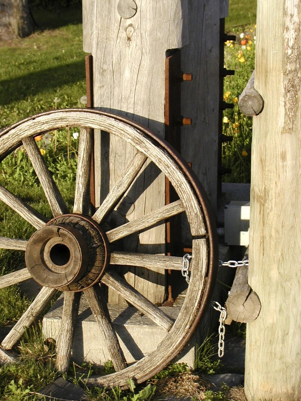 brown wooden spinning wheel free image