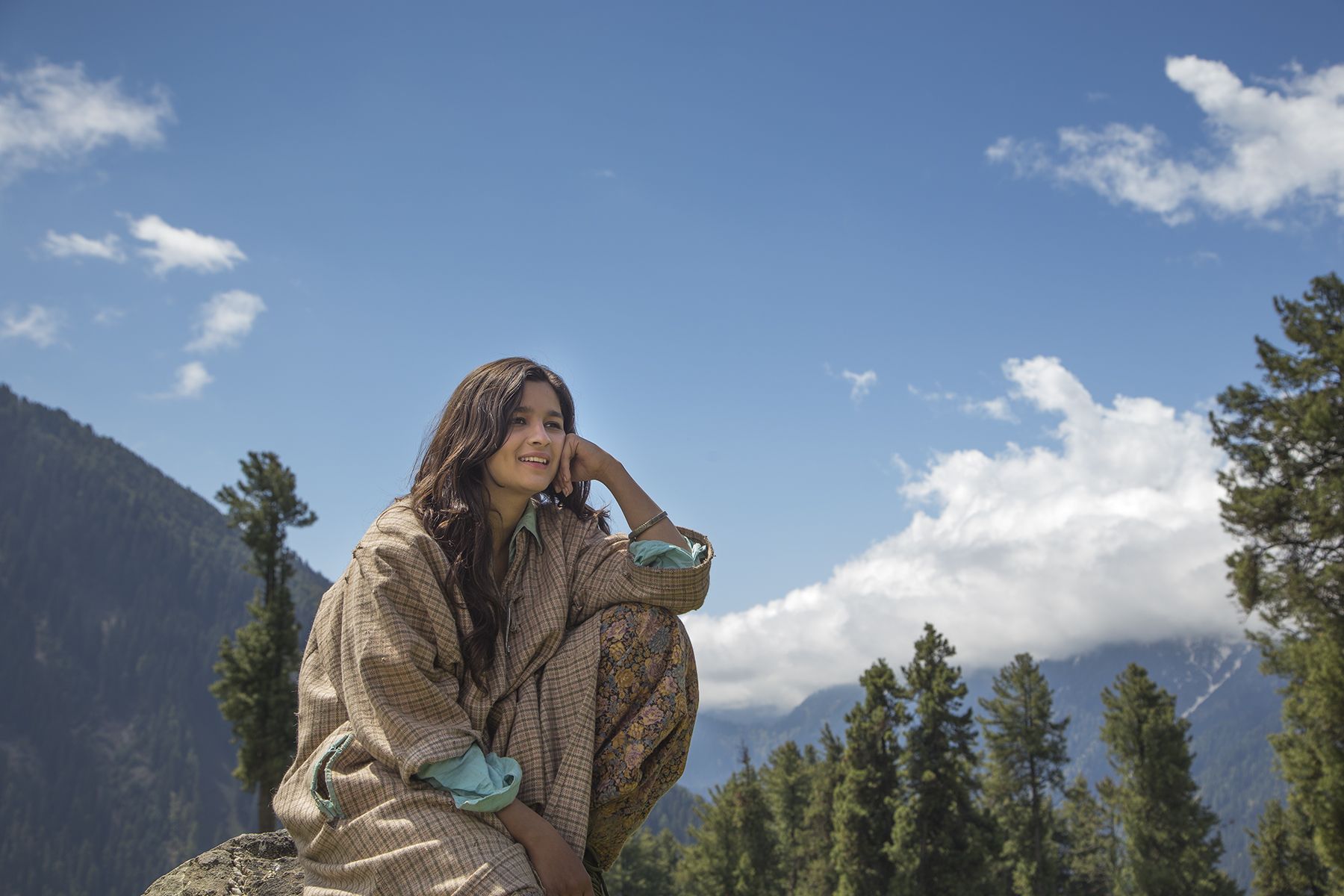 Snapped: The beautiful Alia Bhatt shooting for 'Highway' in Kashmir