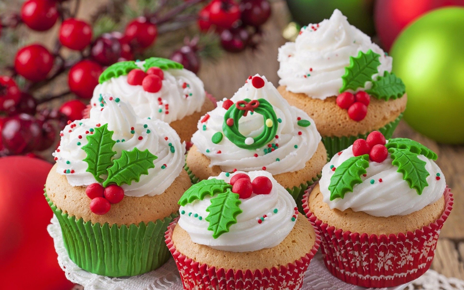 Wallpaper, colorful, food, closeup, fruit, strawberries, cupcakes, Christmas, dessert, lunch, baking, icing, plant, strawberry, sweetness, produce, flavor, cupcake, buttercream, cake decorating 1920x1200