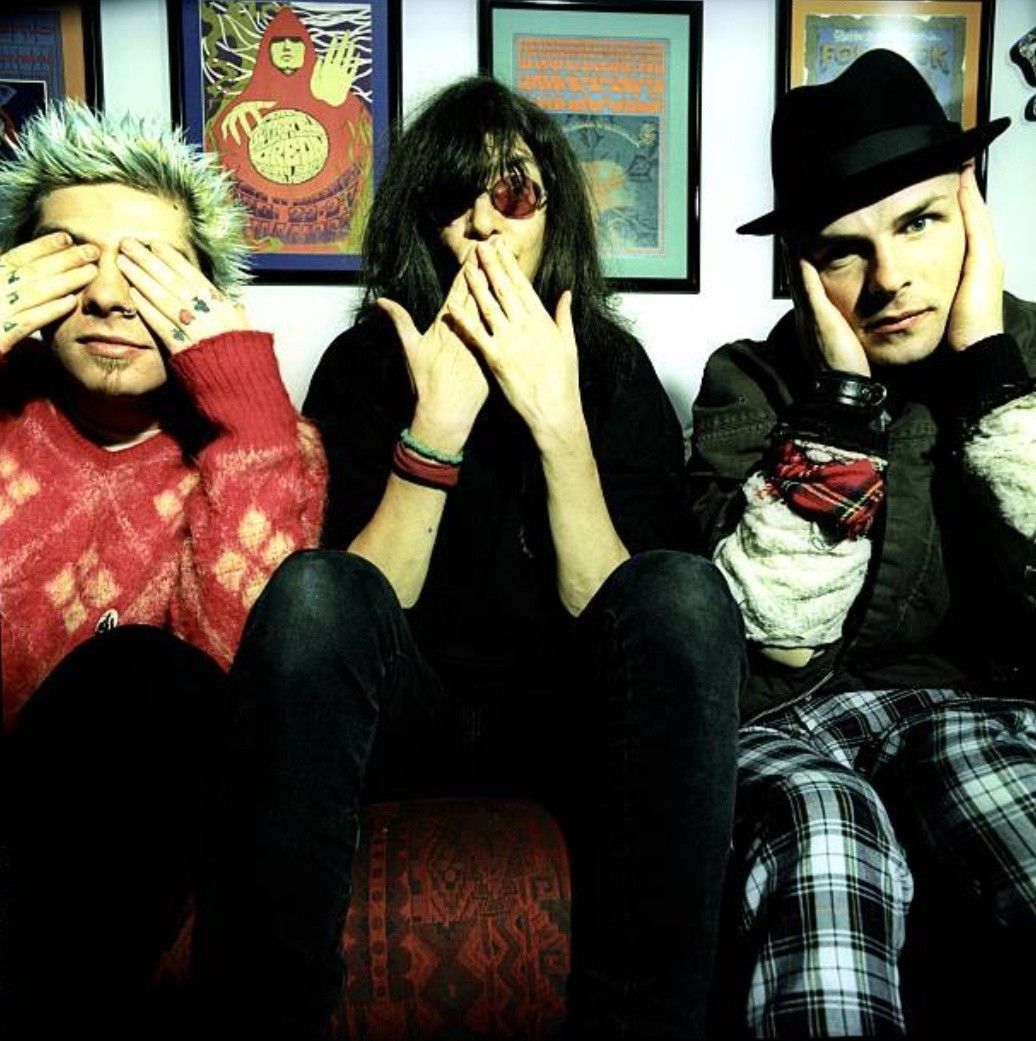 Rancid bandmate Lars Fredericksen, The Ramones Joey Ramone and Rancid leader Tim Armstrong pose together for an April 1997 portrait at Joey R. Musica, Bandas, Ska