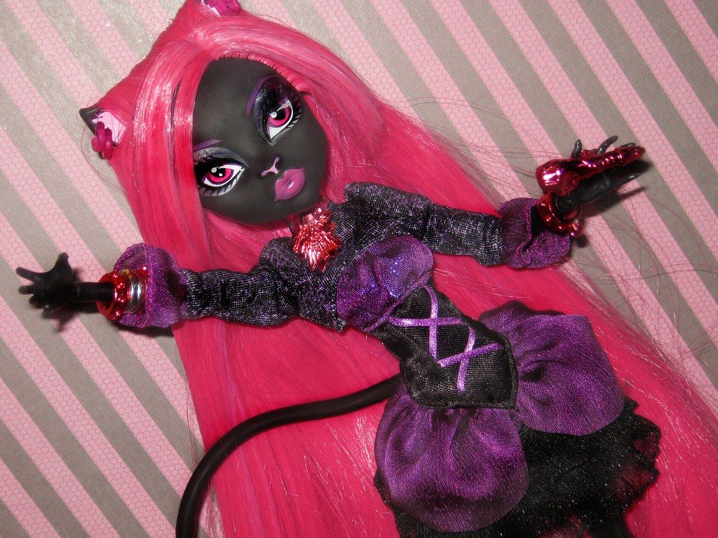 Catty Noir Monster High Doll. Elissabat's dress Draculaura`