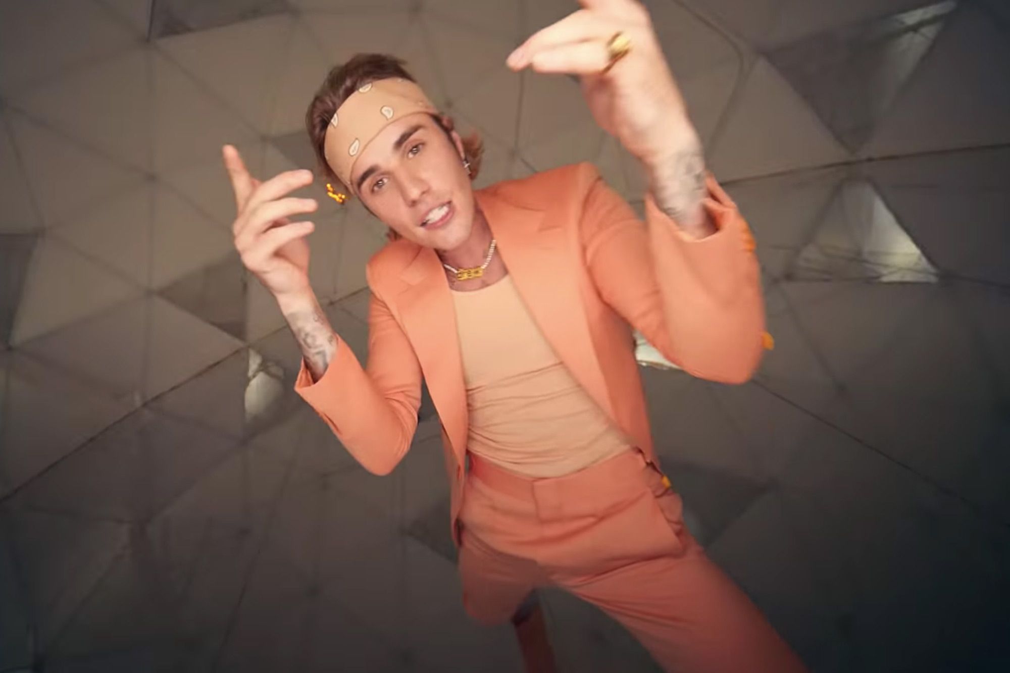 Justin Bieber dresses on theme for new 'Peaches' music video