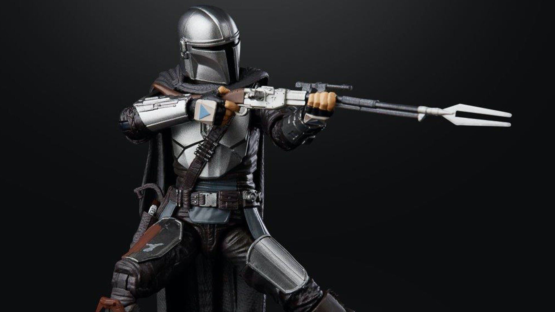 New STAR WARS Black Series Figure of THE MANDALORIAN Wearing His Beskar Armor