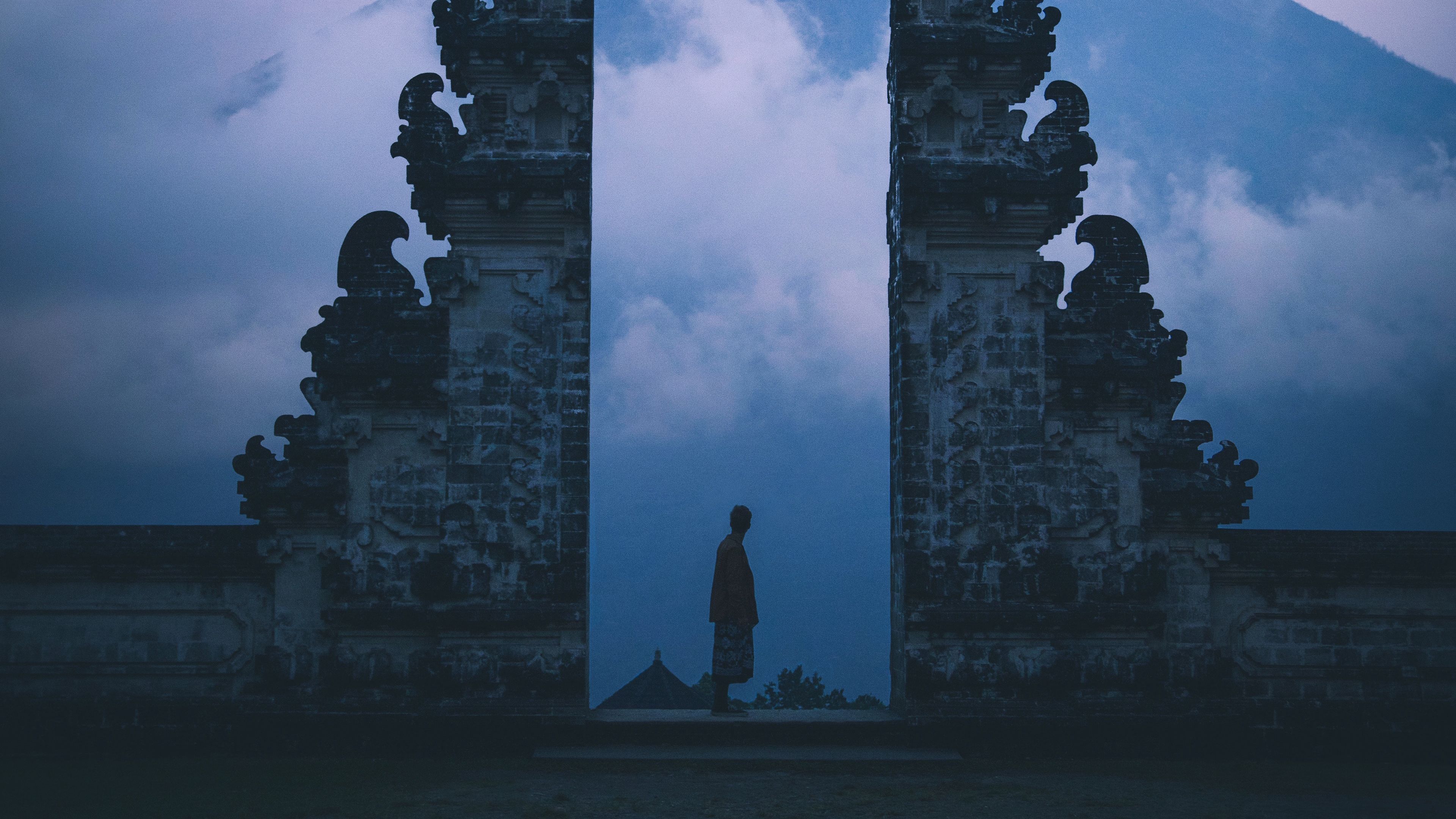 Download wallpaper 3840x2160 gate, silhouette, loneliness, fog, bali, indonesia 4k uhd 16:9 HD background