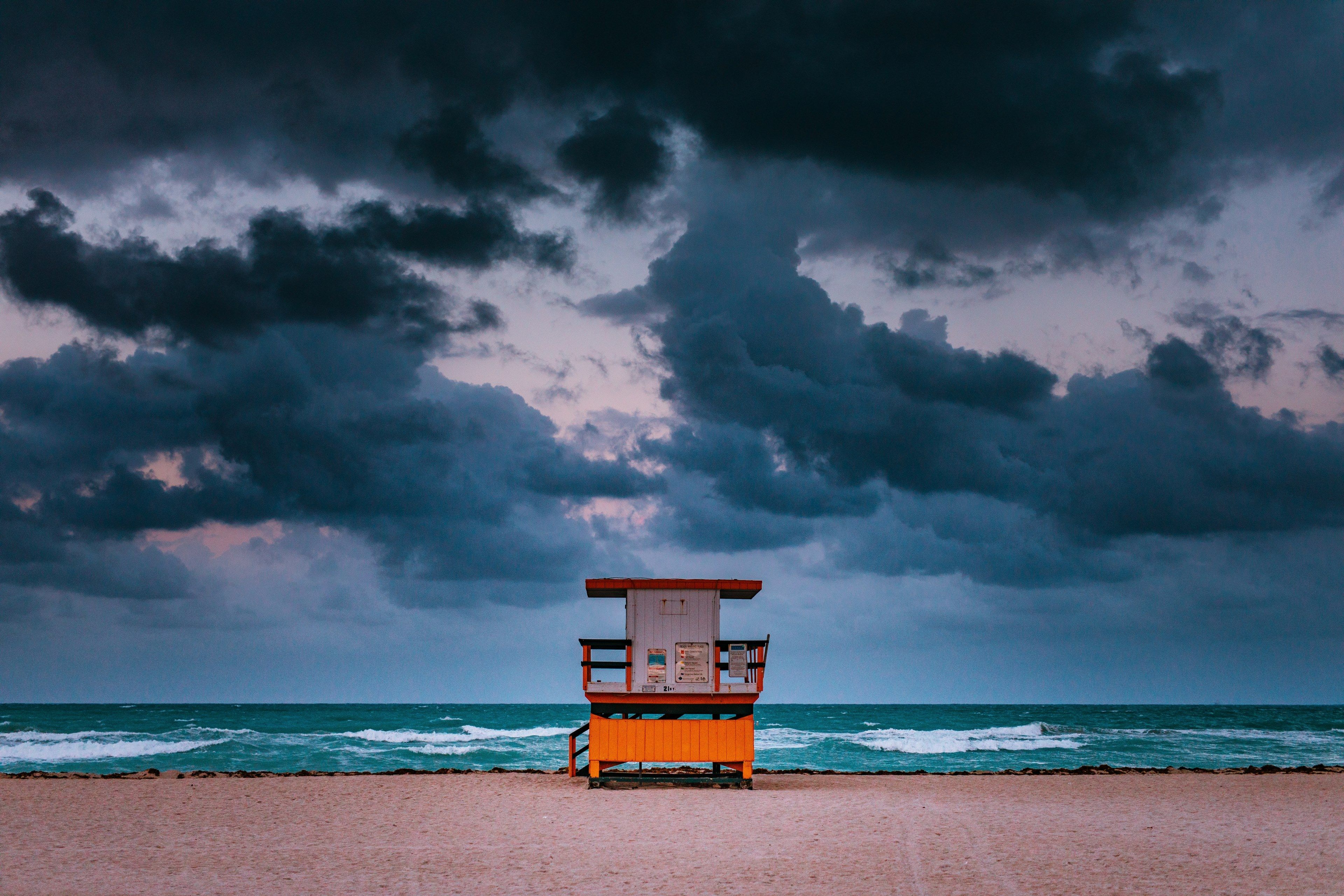 Wallpaper / lifeguard hut on the sand beach in miami on a day with storm clouds, lifeguarded 4k wallpaper