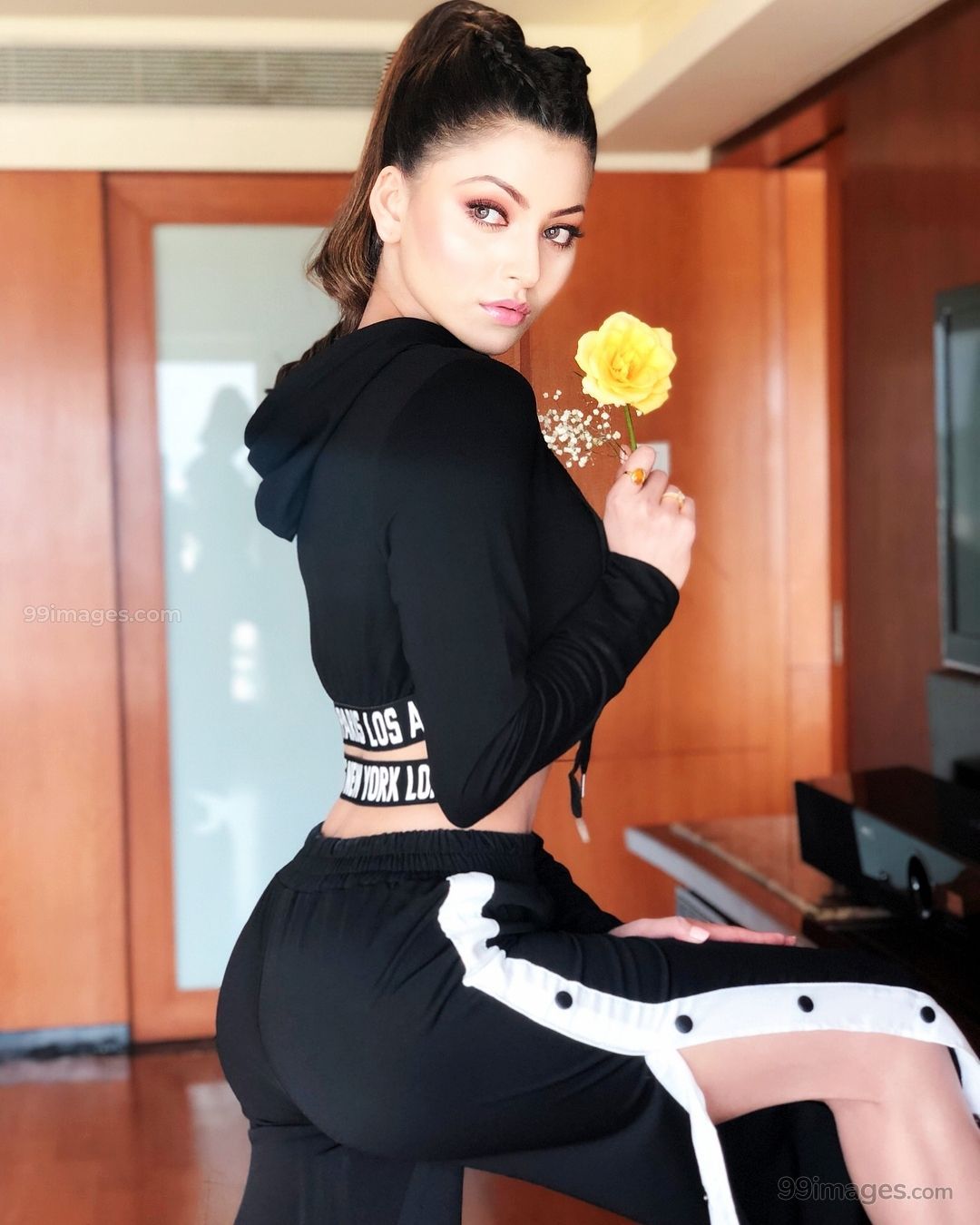 Urvashi Rautela Beautiful Photo & Mobile Wallpaper HD (Android IPhone) (1080p. Indian Bollywood Actress, Most Beautiful Indian Actress, Beautiful Indian Actress