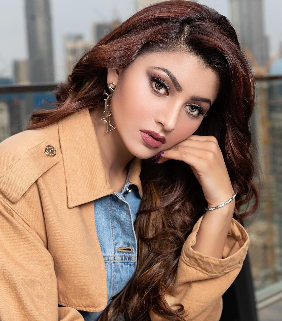 Urvashi Rautela Beautiful Photo & Mobile Wallpaper HD (Android/ iPhone) (1080p) (1080x1232)