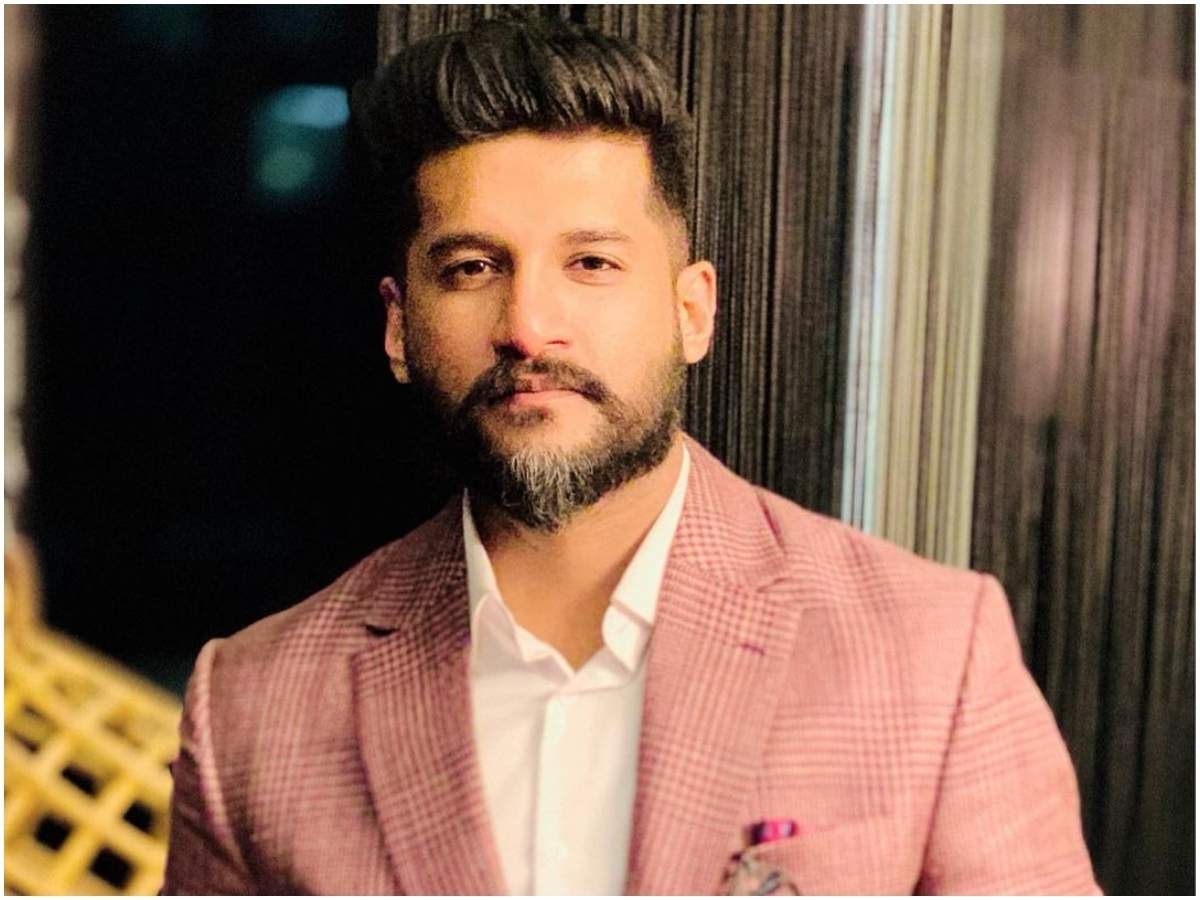 Vijay Yesudas: Vijay Yesudas meets with an accident; escapes unhurt. Malayalam Movie News of India