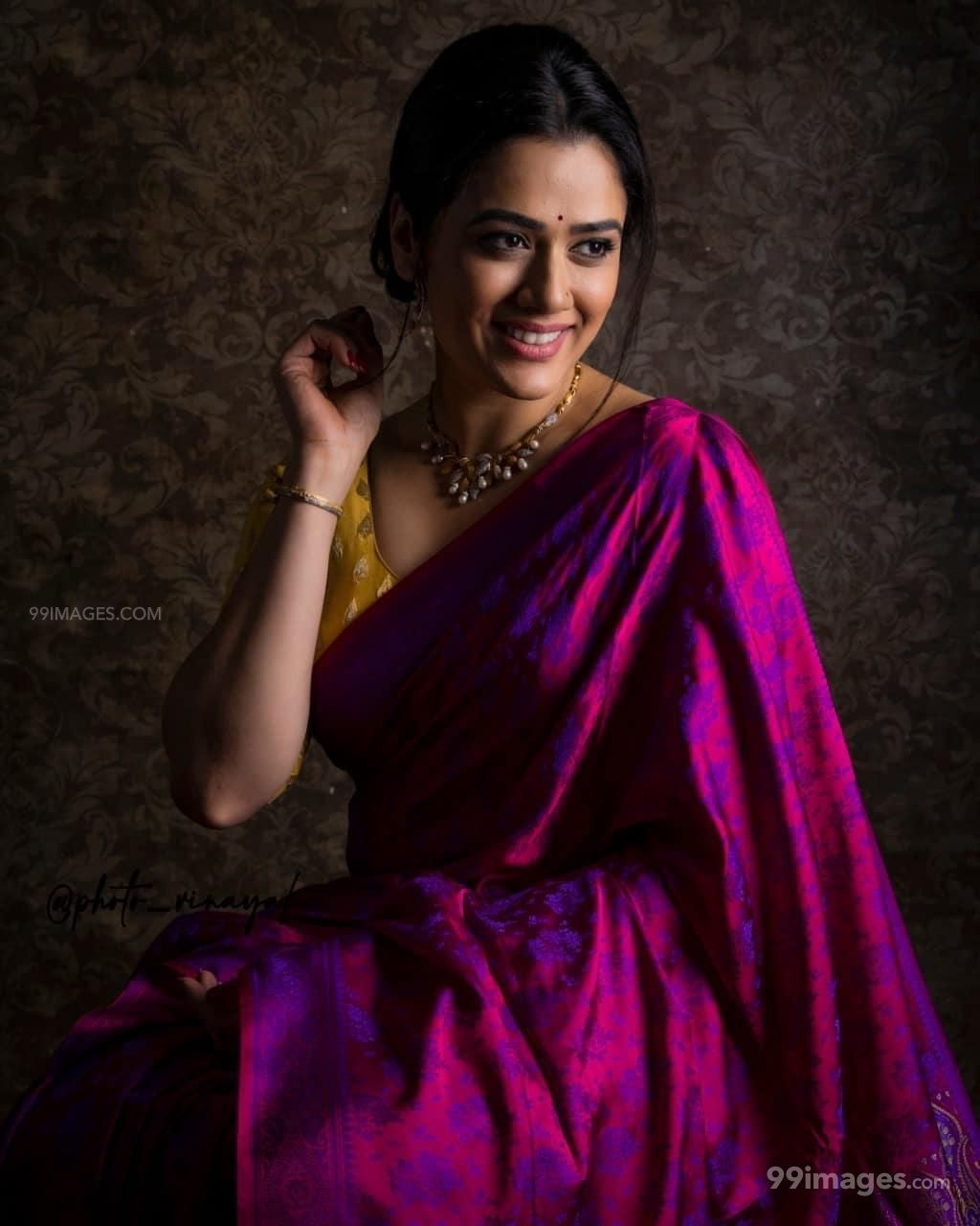 Girija Oak Image, HD Photo (1080p), Wallpaper (Android IPhone)