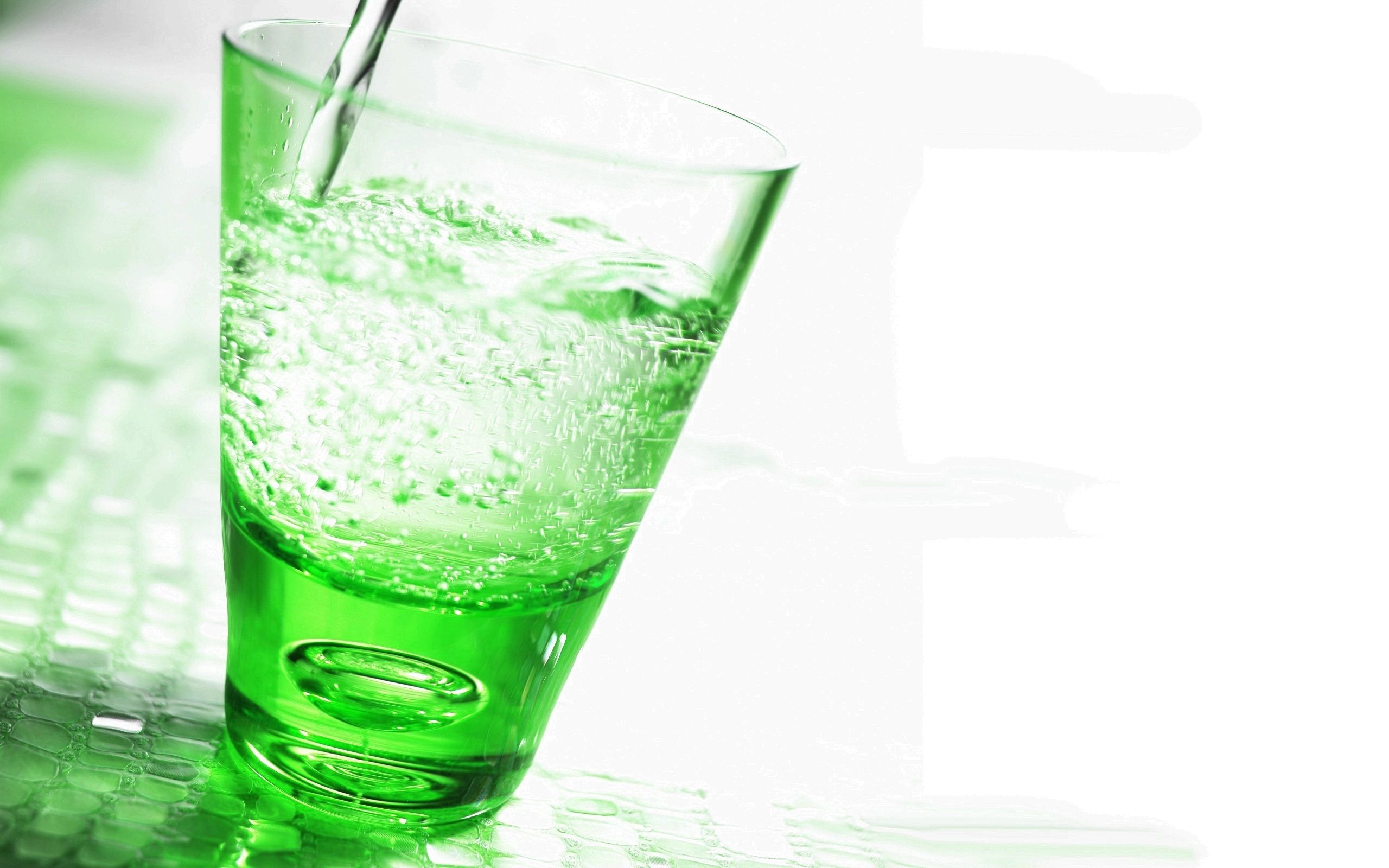 Green glass with water Desktop wallpaper 640x960