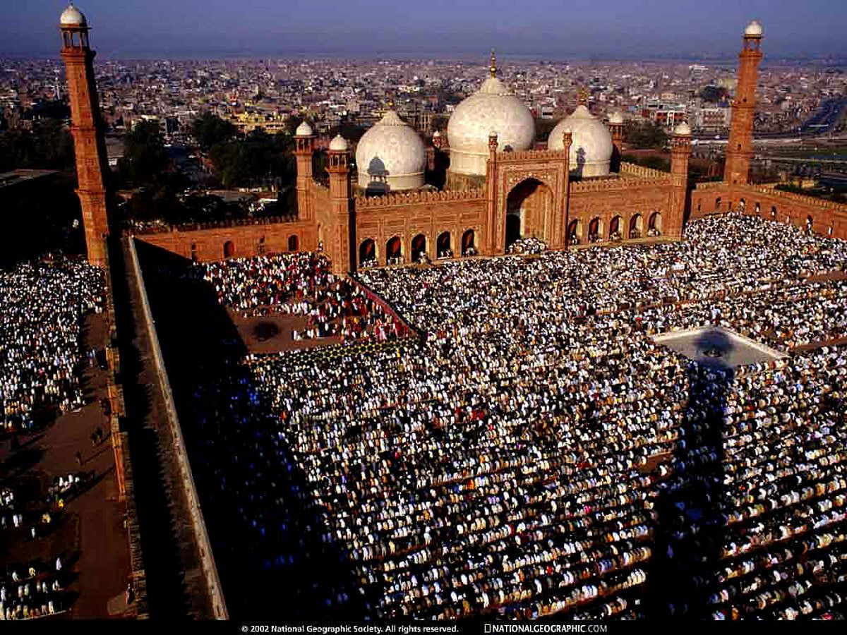 Wonderful Badshahi Mosque, National Geographic, Walled City background. TOP Free Download photo