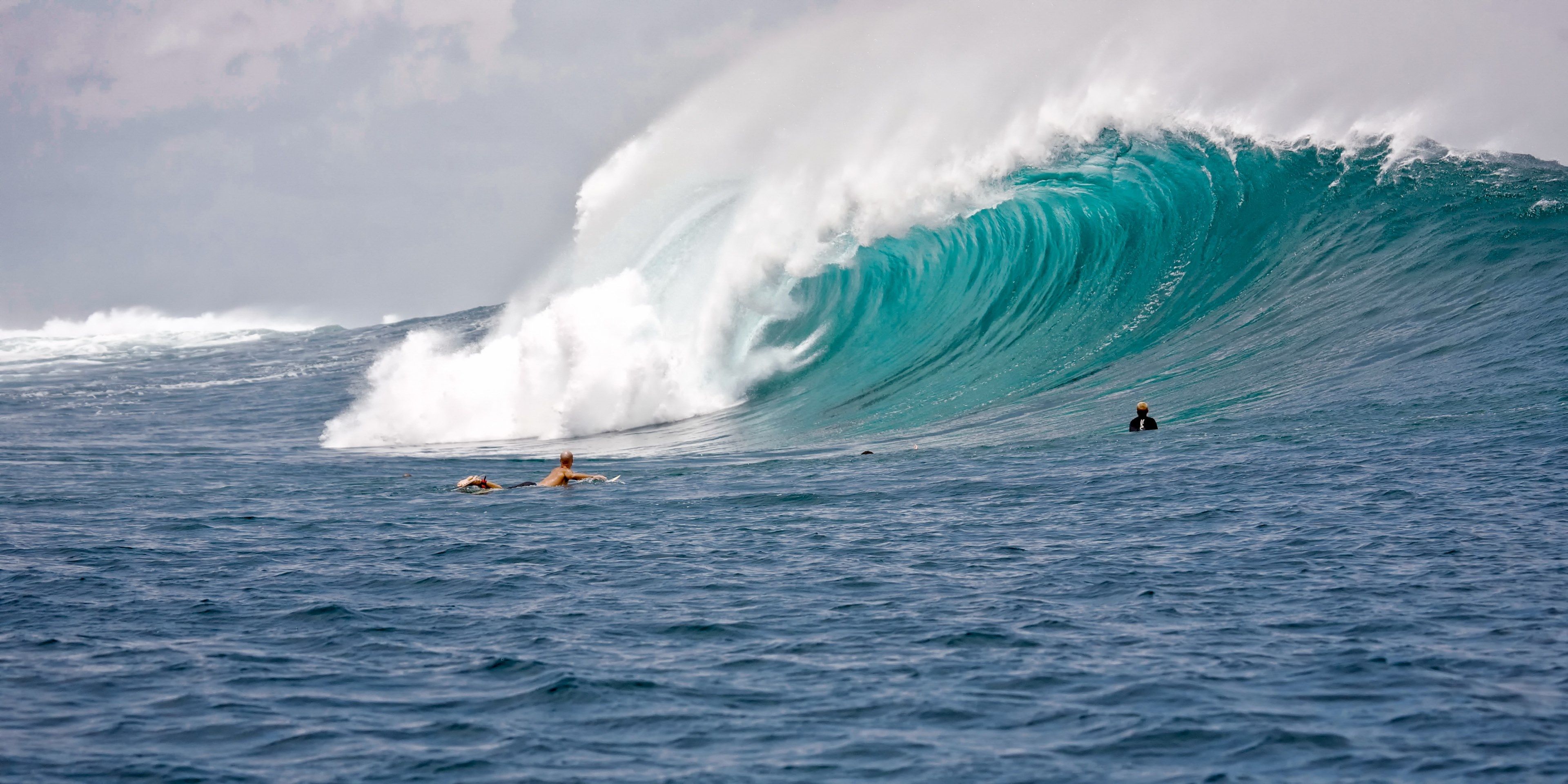 Wallpaper / big waves surfers power the indian ocean 4k wallpaper