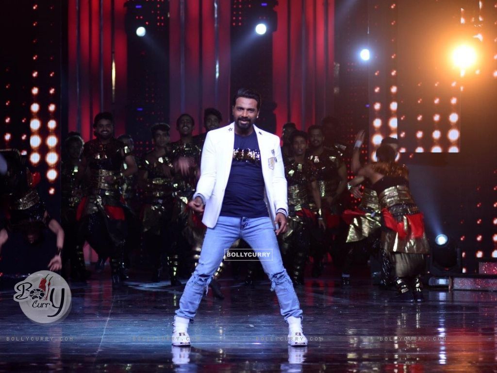 Wallpaper D'souza makes an entry on Nach Baliye Season 8 with his groups size:1024x768