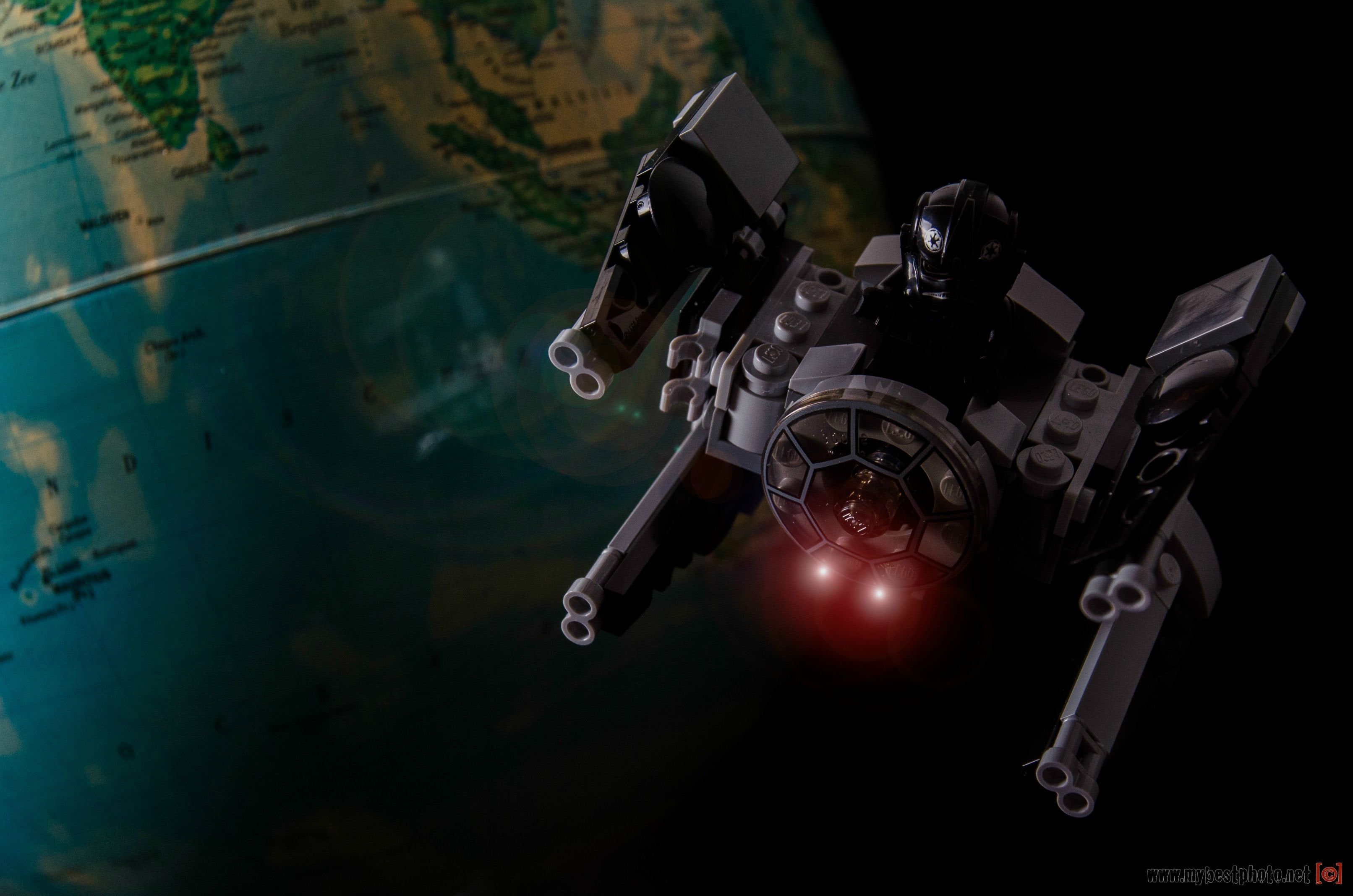 Lego Minifigure Star Wars 75031 TIE Interceptor Wallpaper