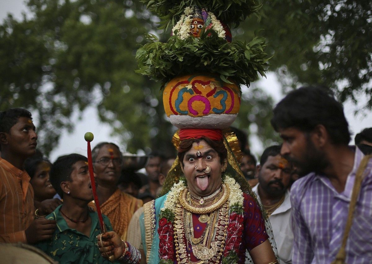 Absolutely Gorgeous Photo Of Hyderabad's Bonalu Festival. Hindu festivals, Absolutely gorgeous, Festival captain hat