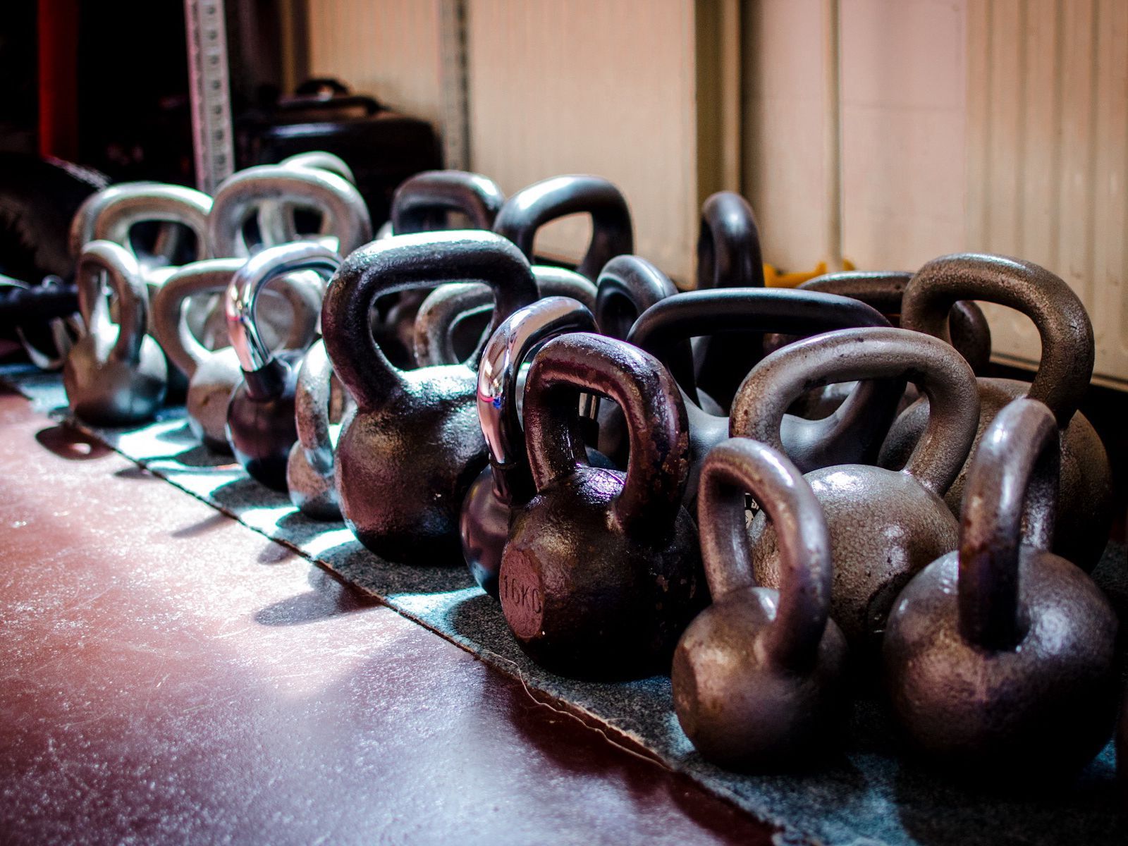 Download wallpaper 1600x1200 kettlebell, sports, iron, crossfit standard 4:3 HD background