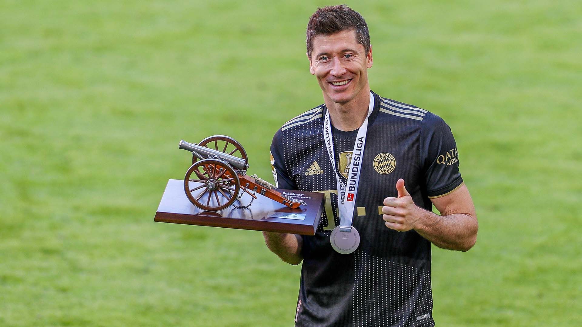 Lewandowski seals trophy and Bundesliga record