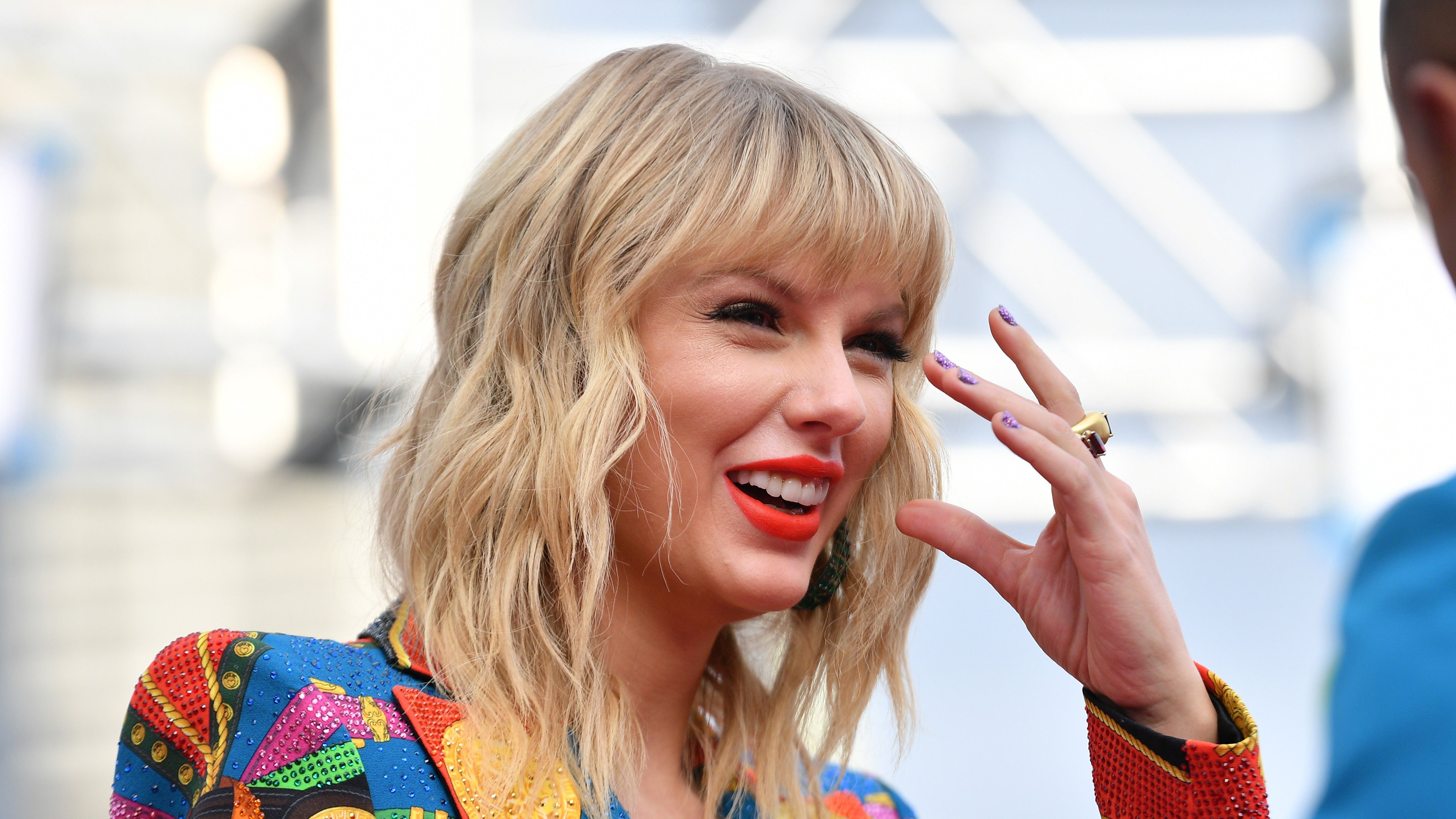 Smiling Taylor Swift With Blonde Hair And Lipstick 4K 5K HD Taylor Swift Wallpaper