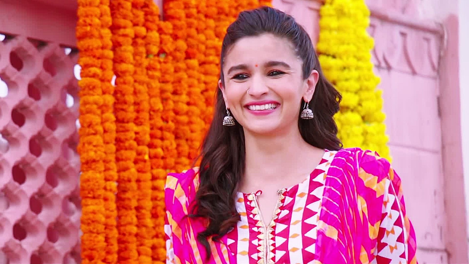 Alia Bhatt Badrinath Ki Dulhania HD Background Wallpaper Ki Dulhania Alia Bhatt Movies HD Wallpaper