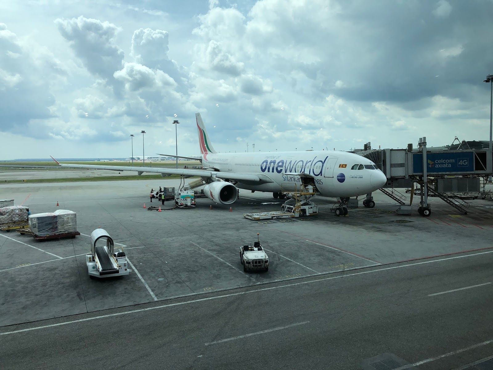 NomadiChee: Sri Lankan Airlines A330 200 Business Class Kuala Lumpur To Dubai Via Colombo