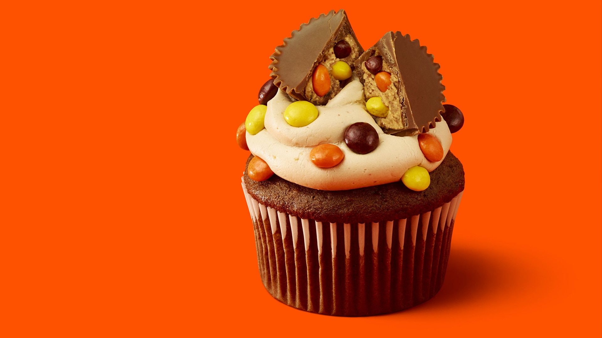 REESE'S Peanut Butter & Chocolate Cupcakes