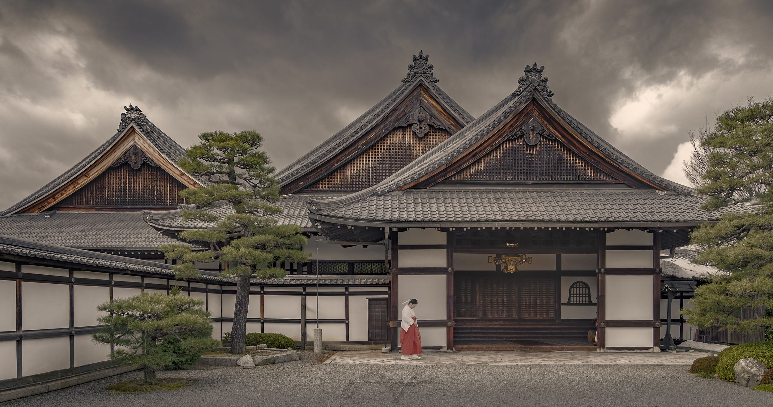 Wallpaper, miko, Japan, Kyoto, shrine, temple, shinto, fareast, Asia, travel, architecture, japanesearchitecture, Japanese, culture, religion 2500x1317