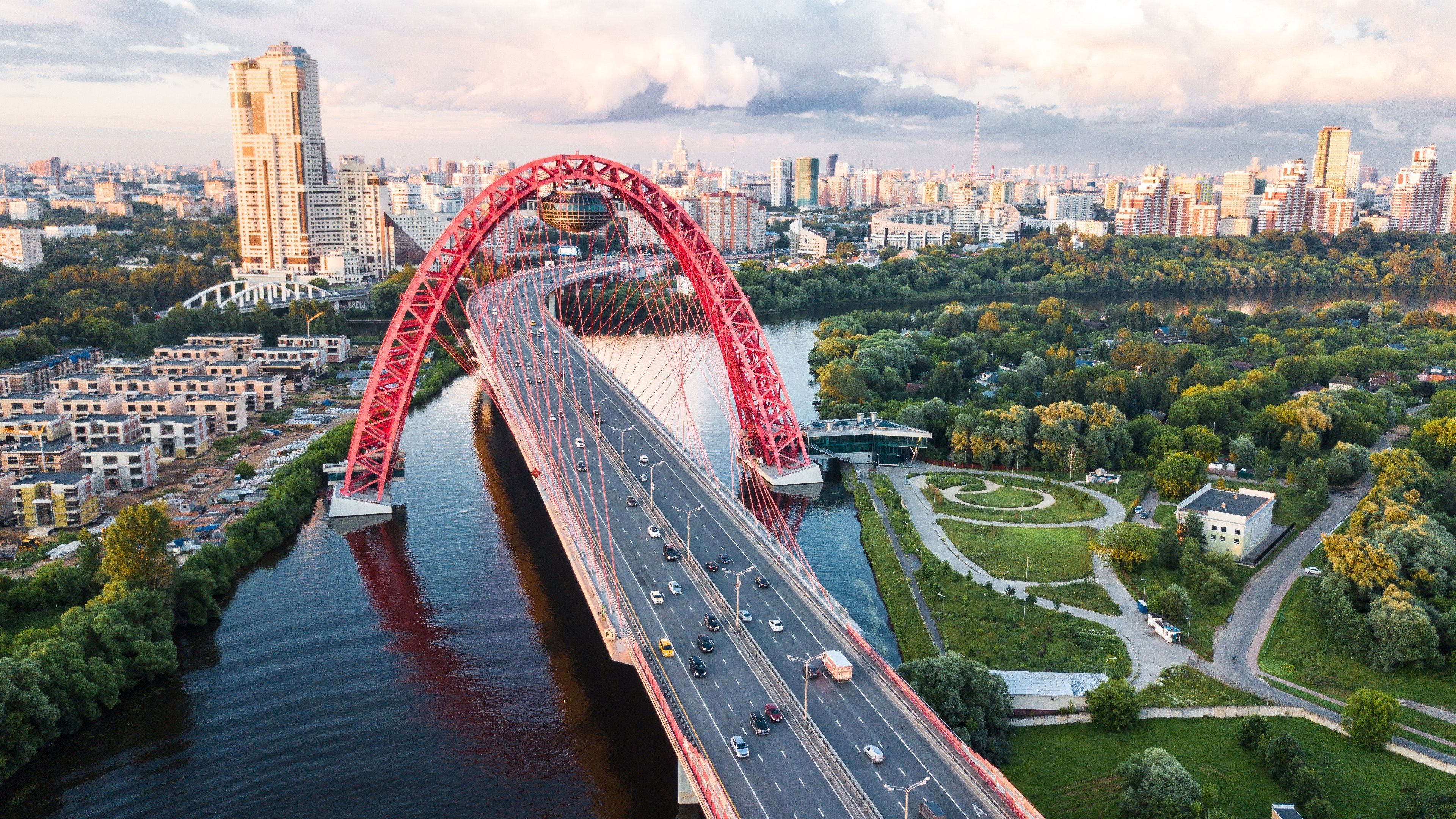 Zhivopisniy Bridge in Moscow Russia 4K Ultra HD Wallpaper